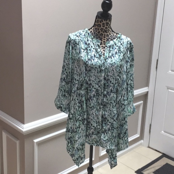 Rose & Olive Tops - Rose & Olive blouse plus size